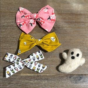 Set of 4 girls Halloween holiday clip bows small shop